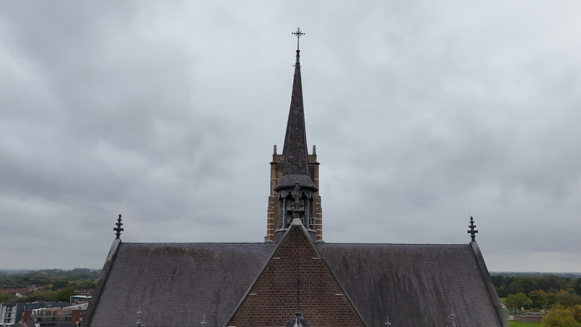 Luchtbeeld langs het dak en de toren van de Heilige Laurentiuskerk in Oud Gastel