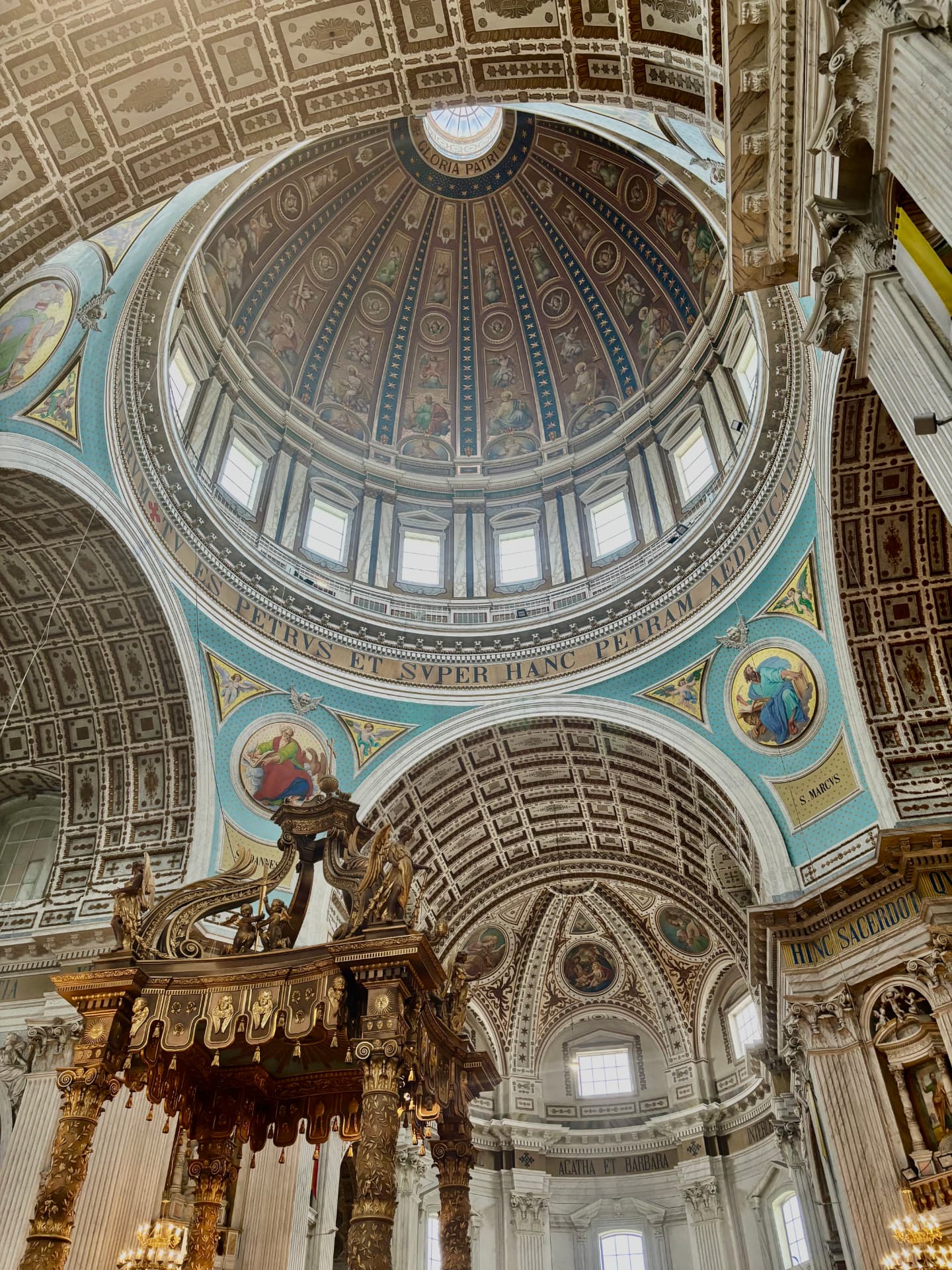 Opwaarts zicht op de rijk beschilderde binnenzijde van de koepel van de Basiliek in Oudenbosch
