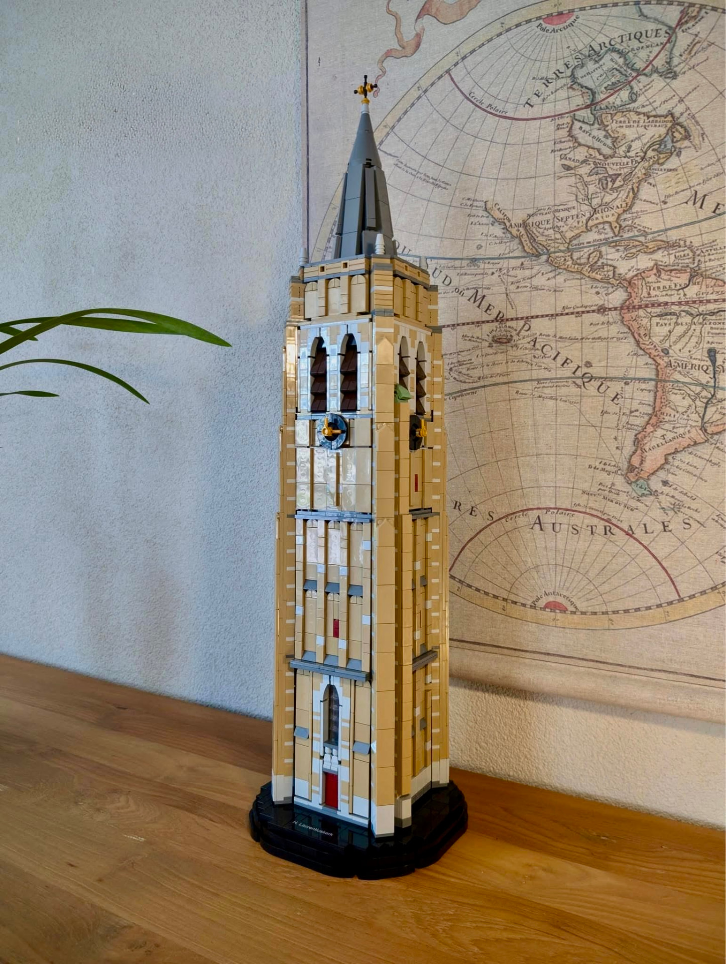 LEGO-model van de toren van de Sint-Laurentiuskerk, gemaakt vanuit betrokkenheid bij de kerk