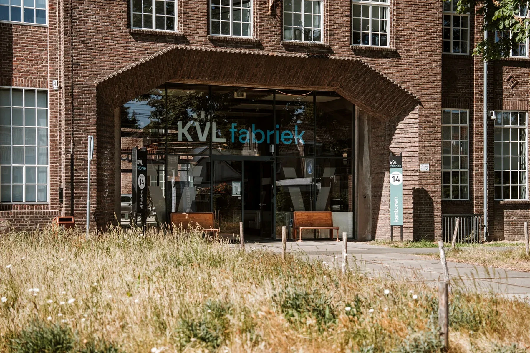 Hoofdentree van de KVL fabriek in de historische bakstenen fabrieksgevel