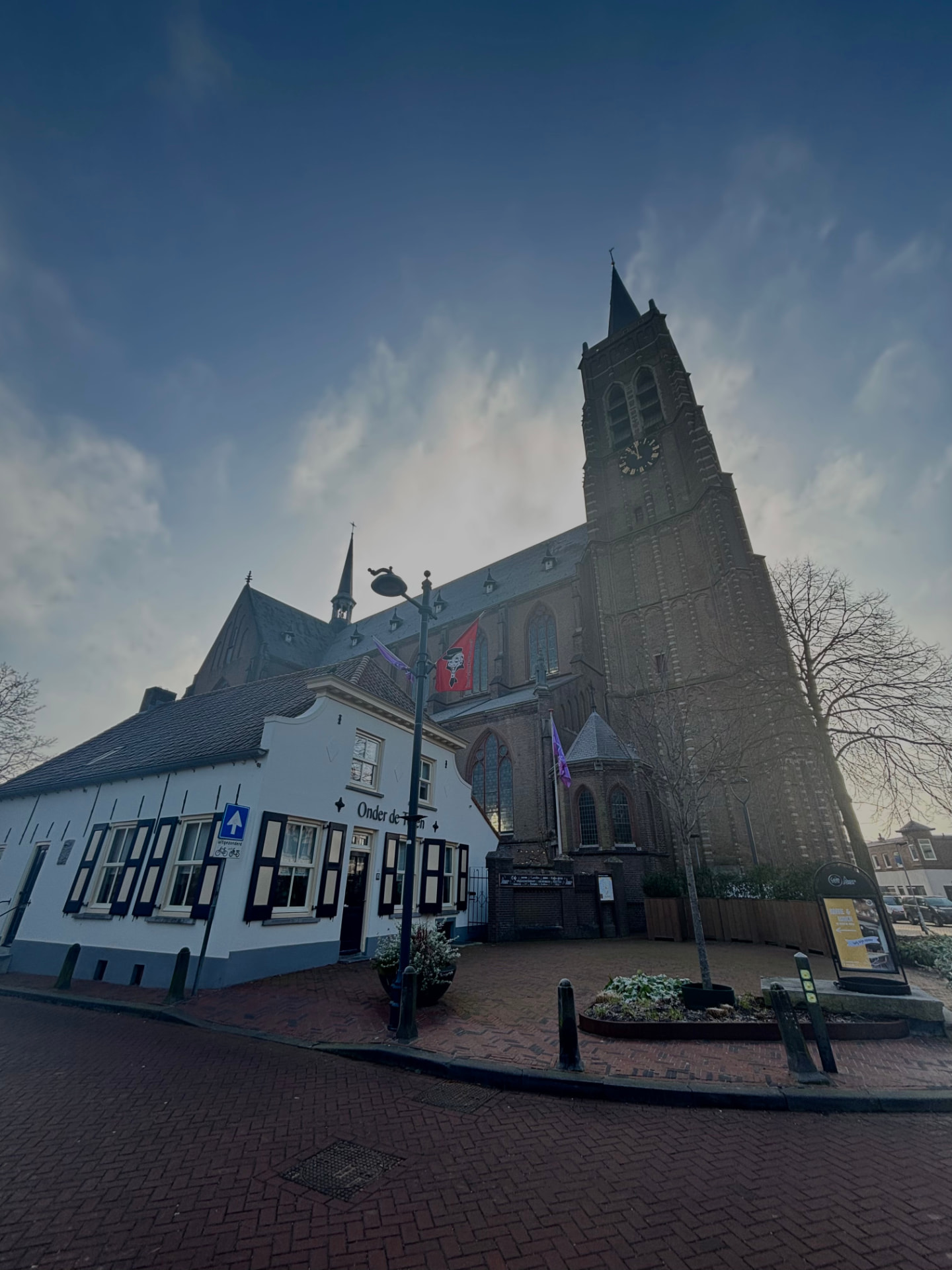 Heilige Laurentiuskerk aan de Markt in Oud Gastel met de vijftiende-eeuwse toren