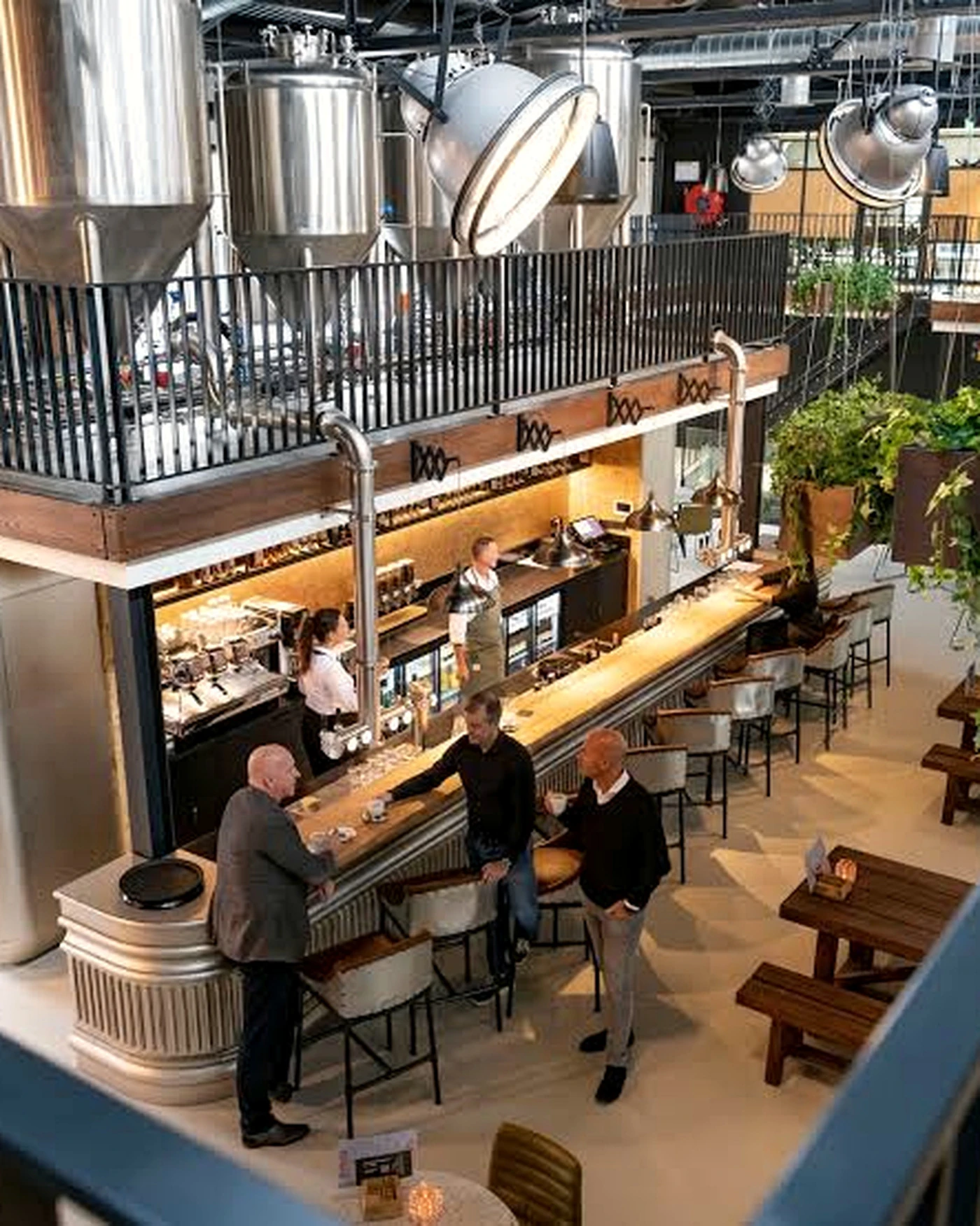 Brouwerij en bezoekers in een levendige horecaruimte van de KVL fabriek