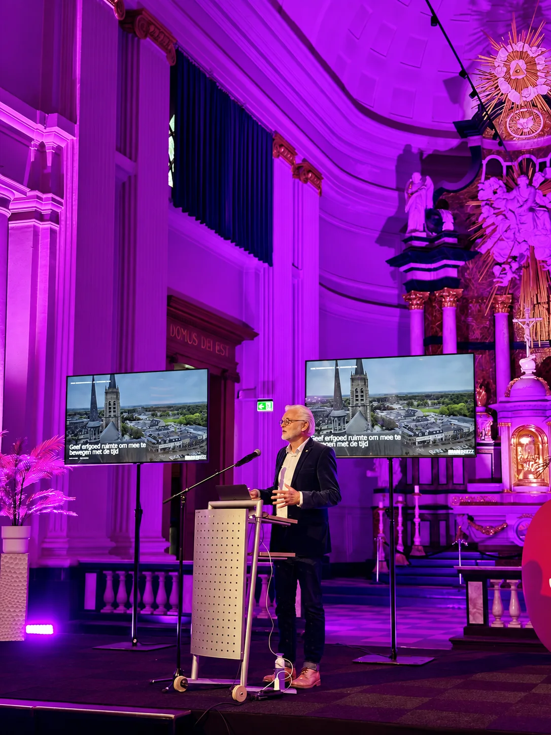 Spreker tijdens de lezing Veerkrachtig erfgoed in de paars verlichte Sint-Jan in Roosendaal