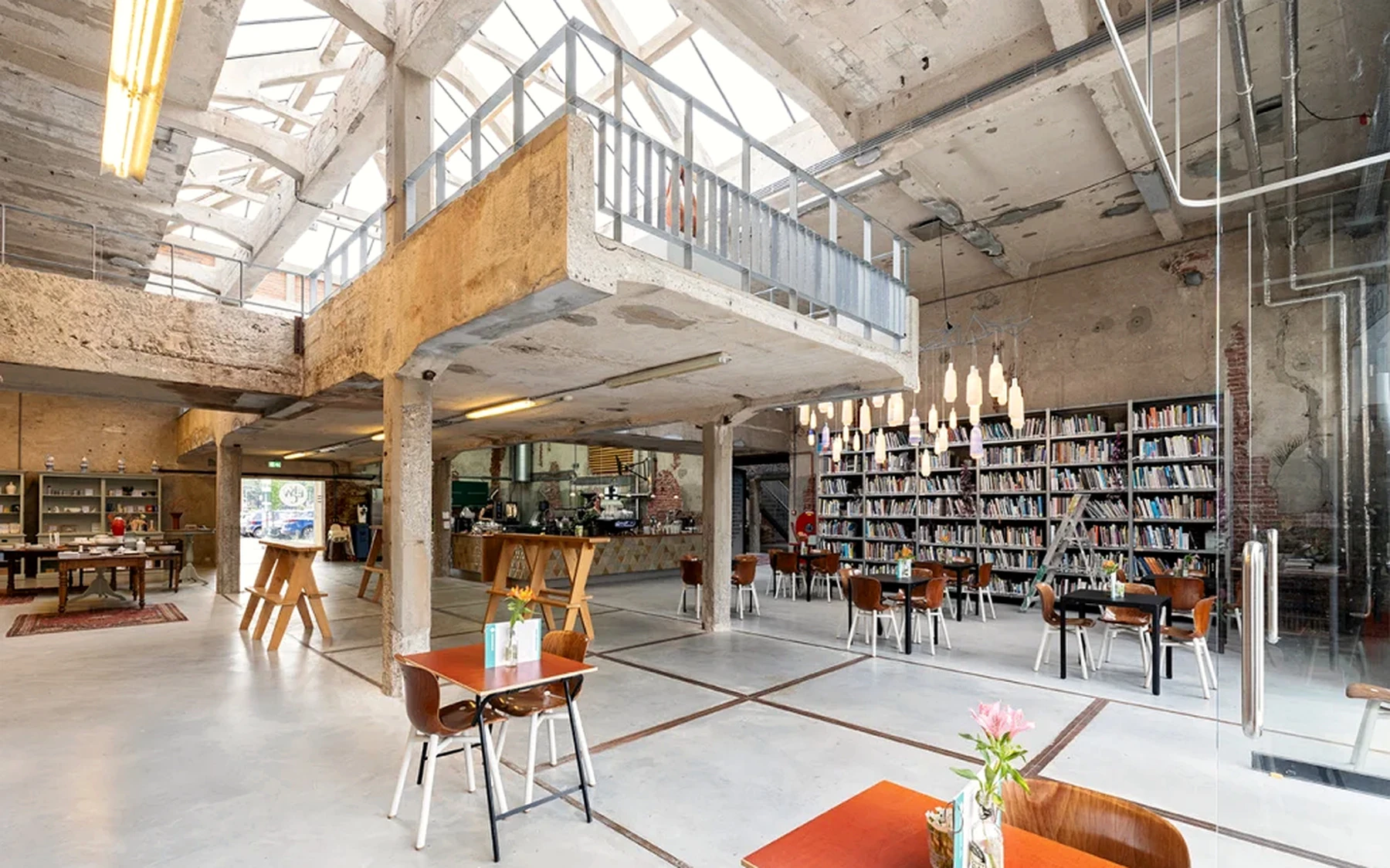 Nieuwe ontmoetingsruimte in het industriële interieur van de KVL fabriek