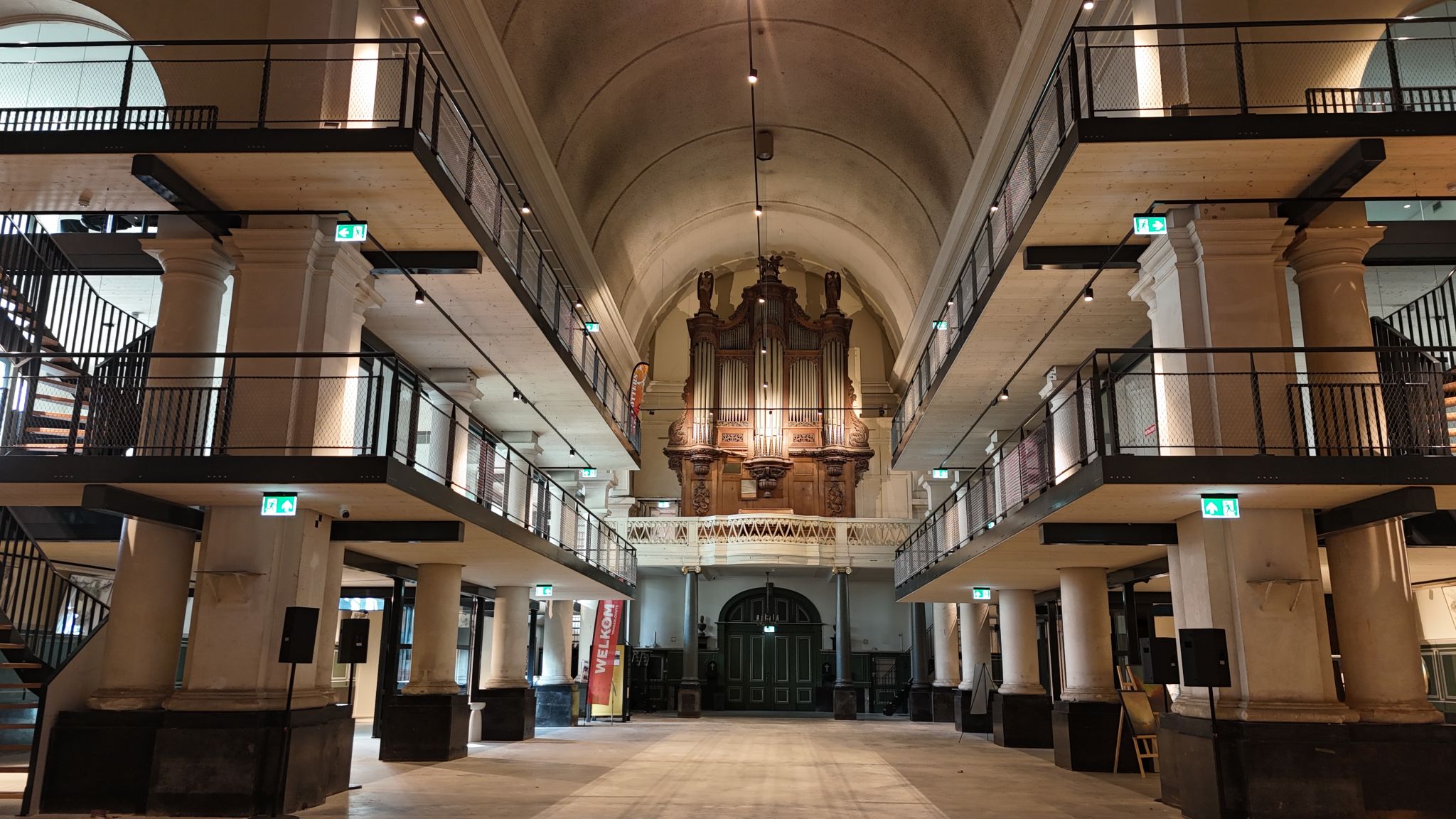Historisch middenschip van de Sint-Jan in Roosendaal met het orgel en nieuwe galerijen