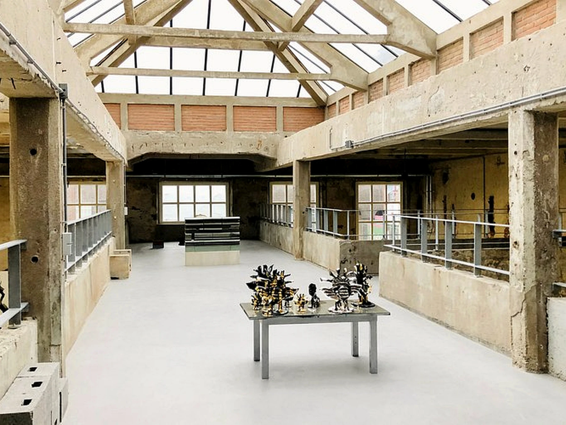 Ruw industrieel interieur van de voormalige KVL fabriek