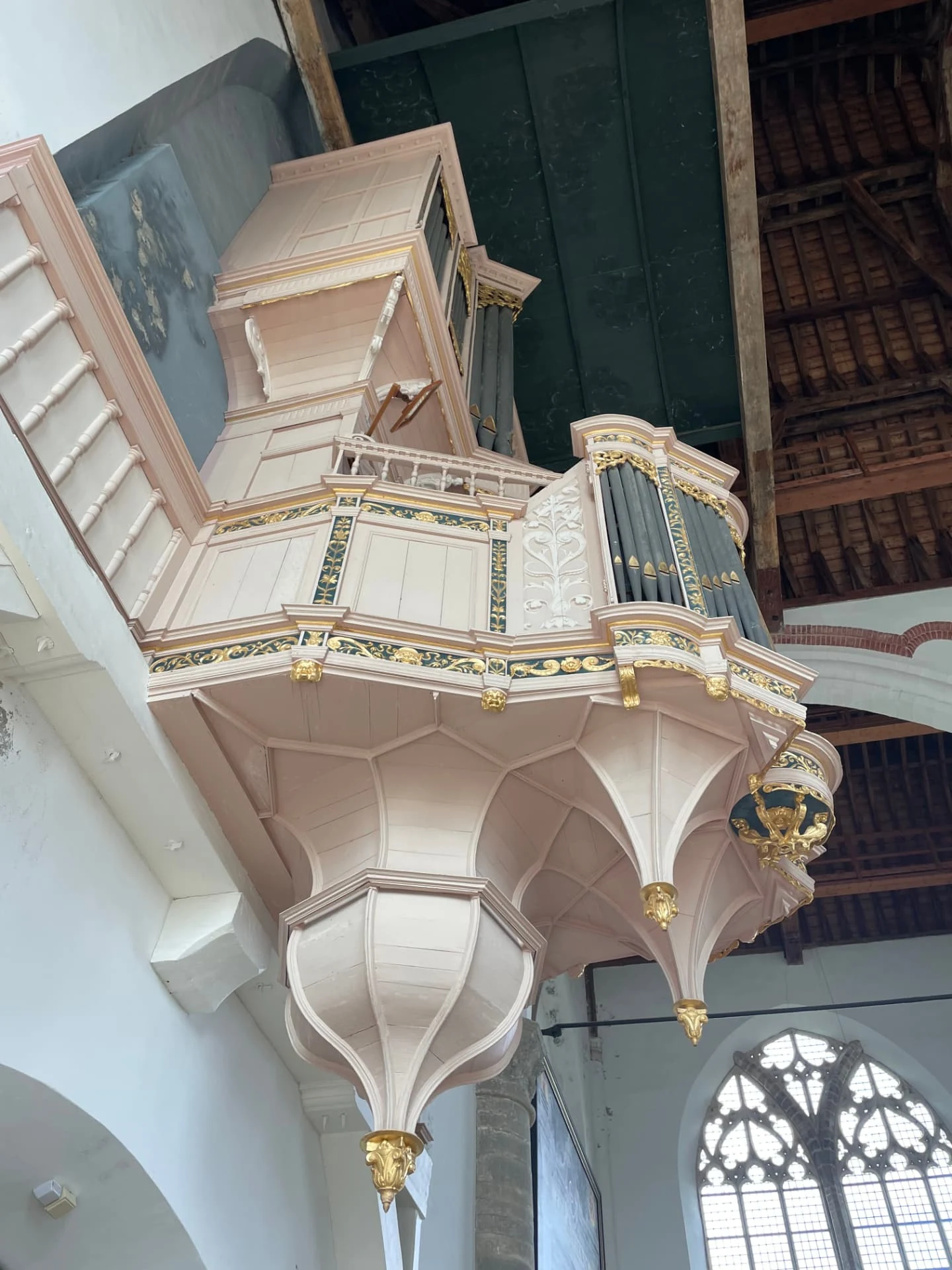 Detail van de rijk gedecoreerde orgelkas in De Nicolaas