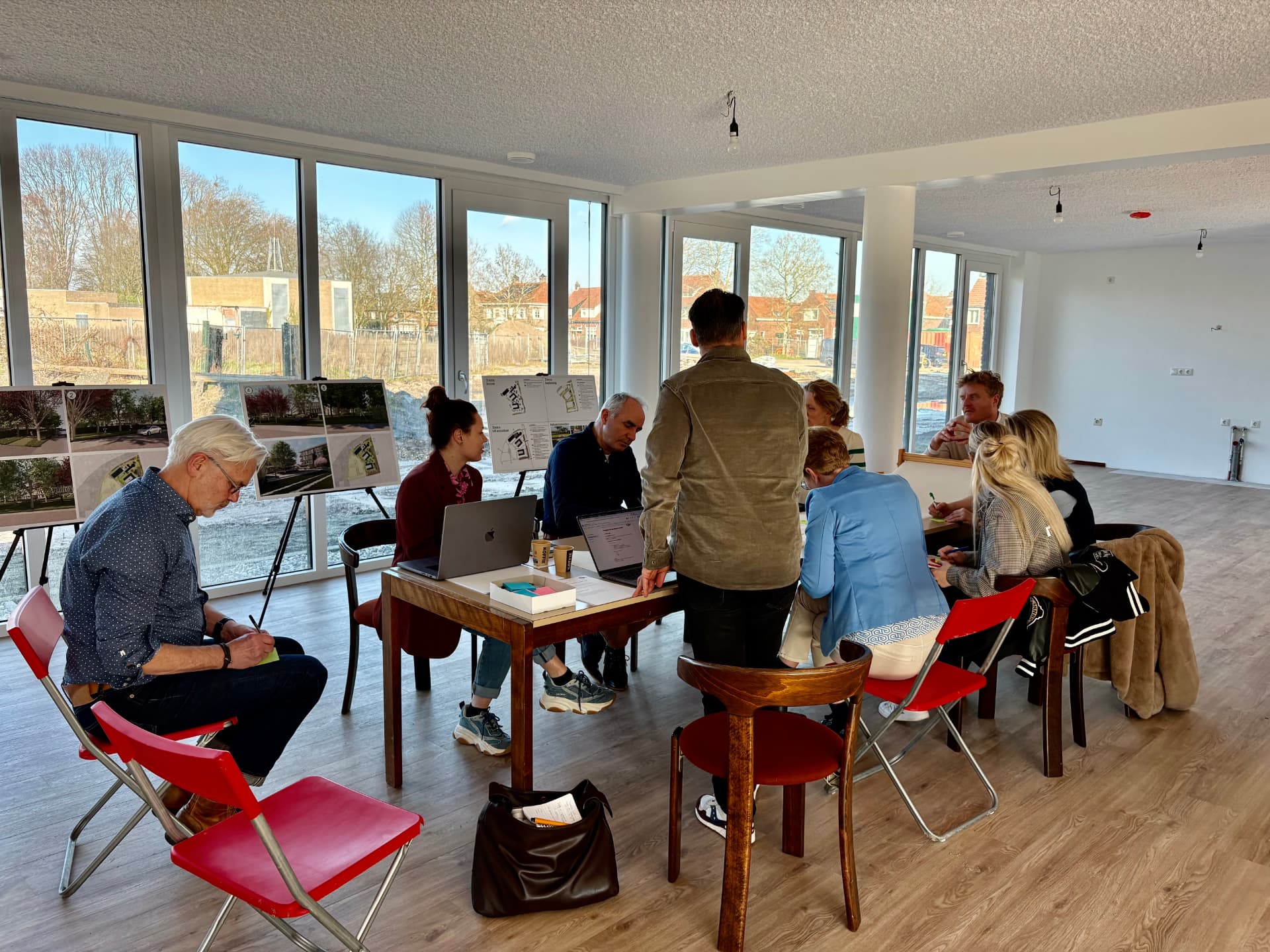 Werksessie rond een lange tafel tijdens de Feel-fase