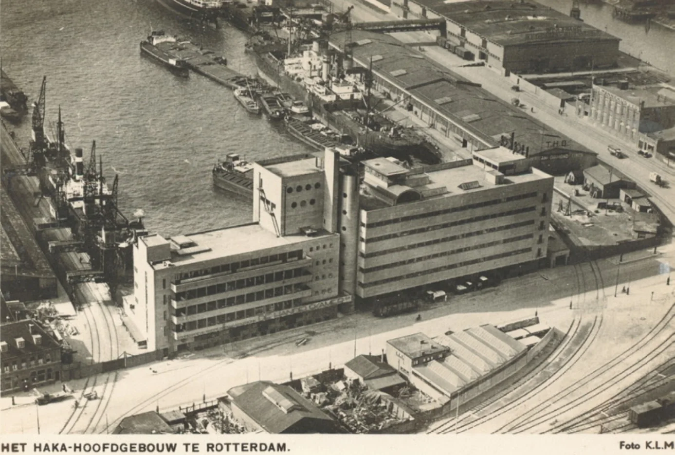 Historische luchtfoto van het HAKA-gebouw in de Rotterdamse haven