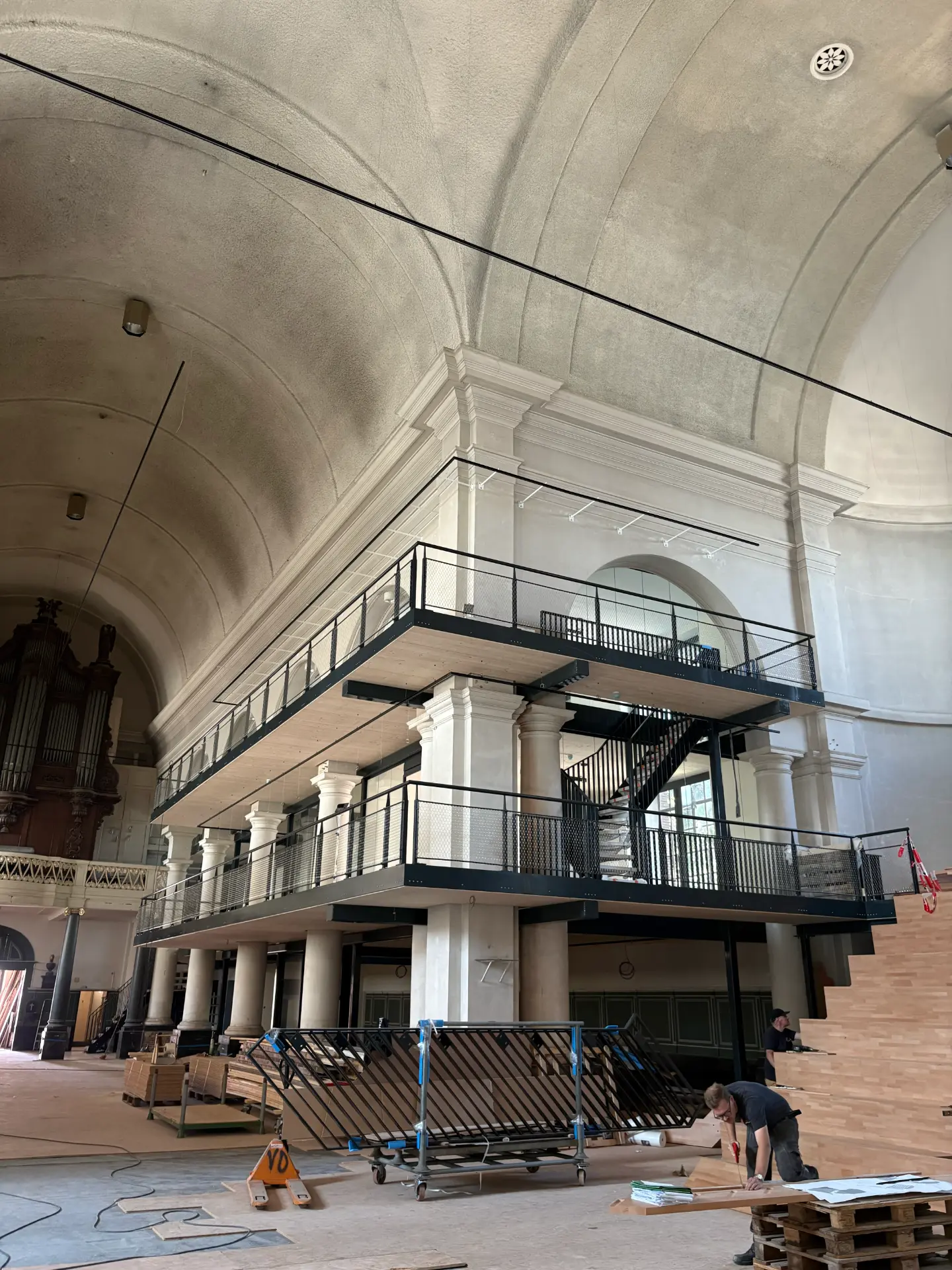 Kerk in haar omgeving, gezien vanaf grote hoogte