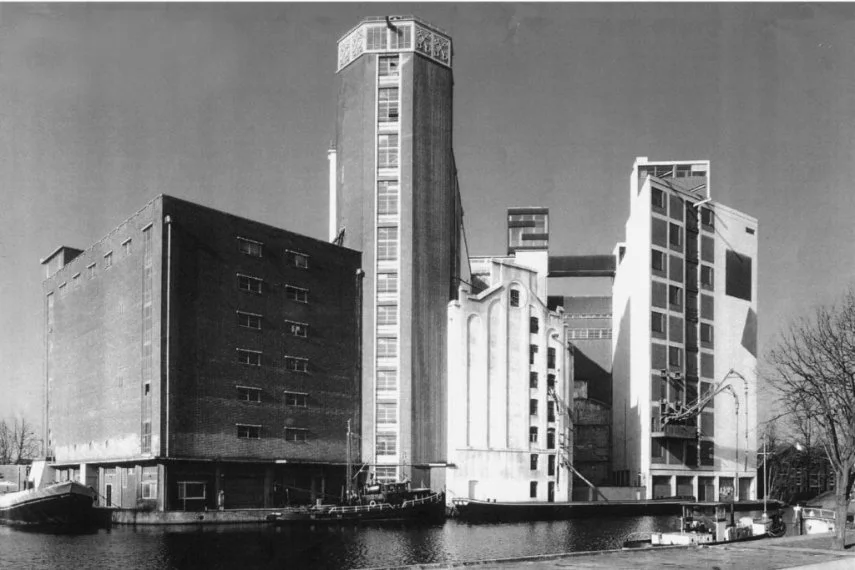 Historische foto van de fabrieksgebouwen van De Meelfabriek aan het water