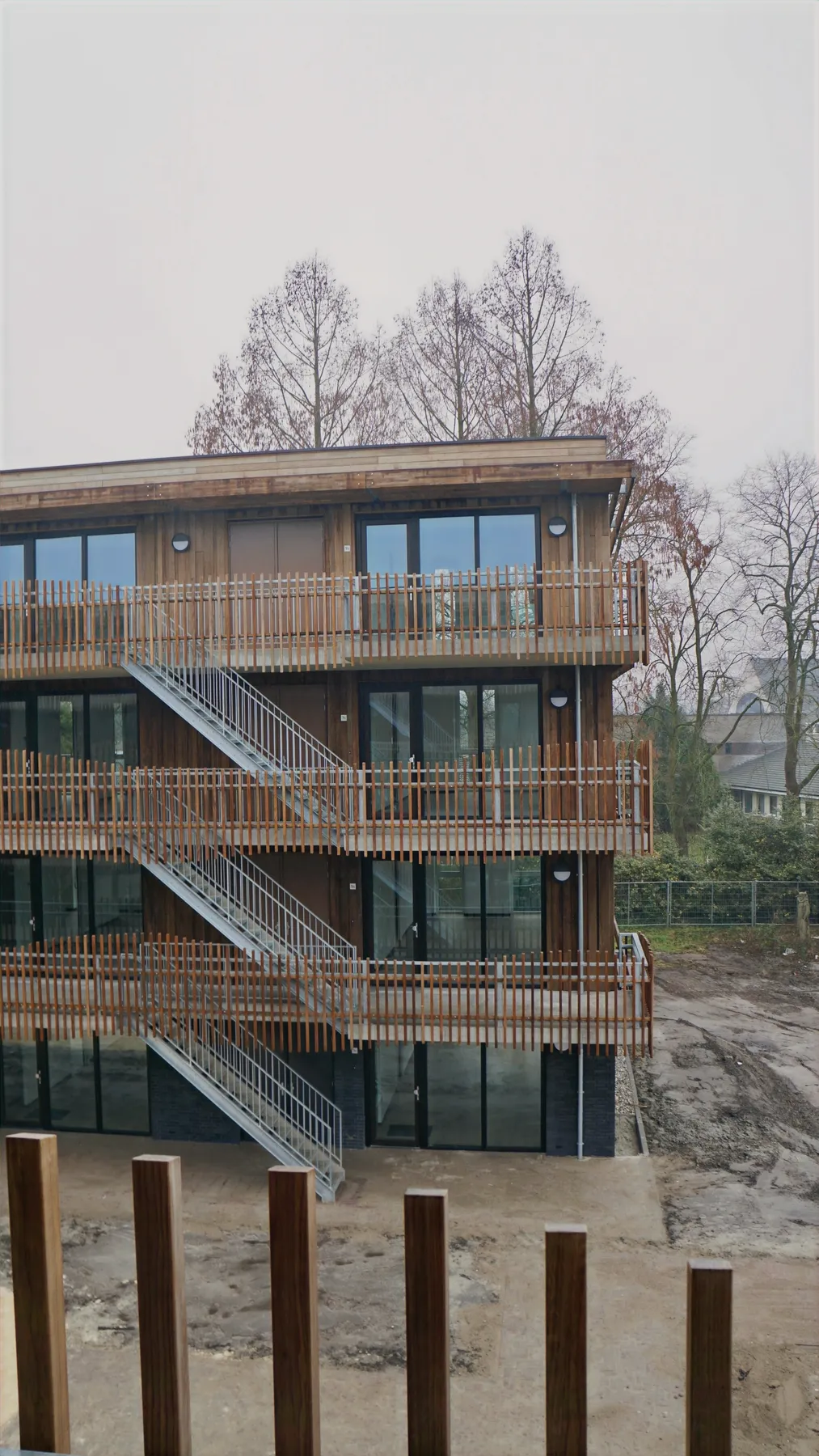 Detail van de houten galerijgevel van een woongebouw bij Viertien