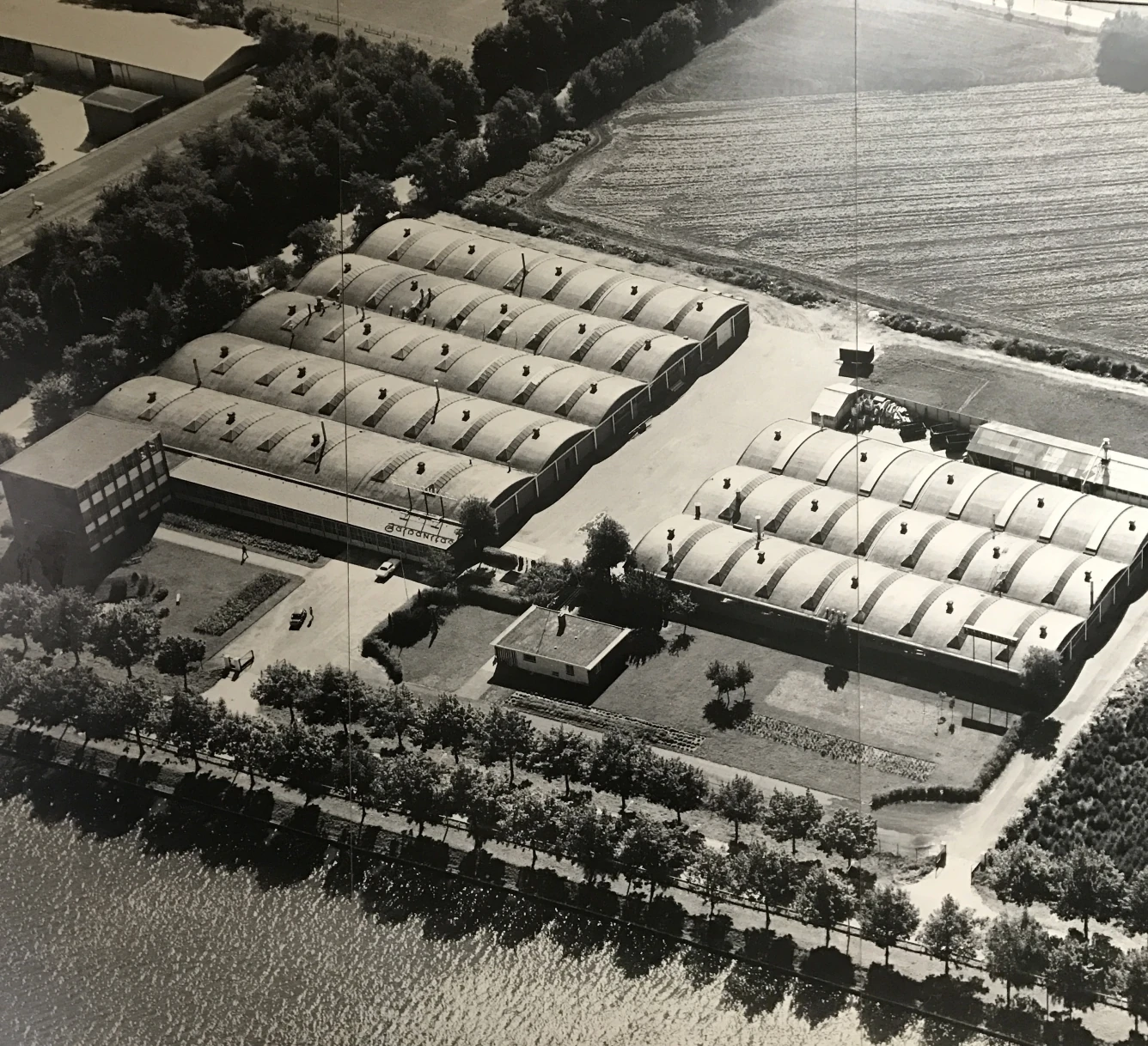 Historische luchtfoto van de Galvanitasfabriek met haar kenmerkende geschakelde hallen