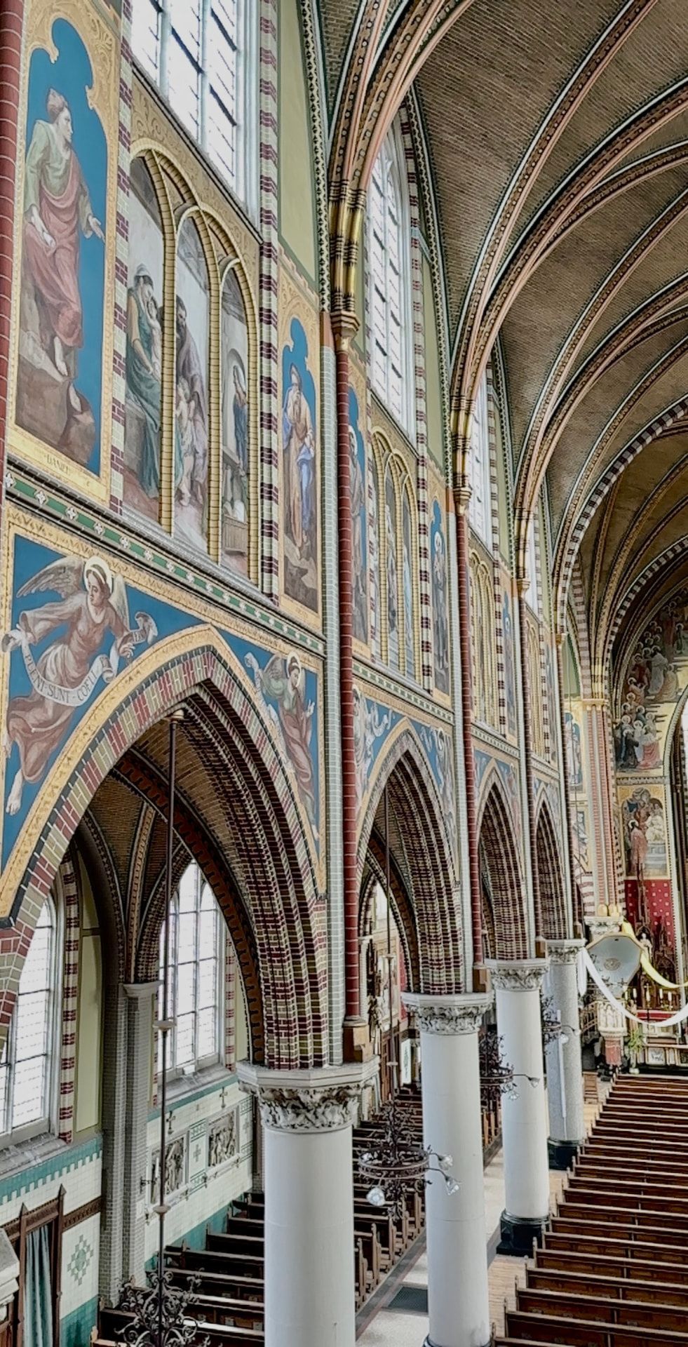 Rijk gedecoreerd neogotisch interieur van de Heilige Laurentiuskerk