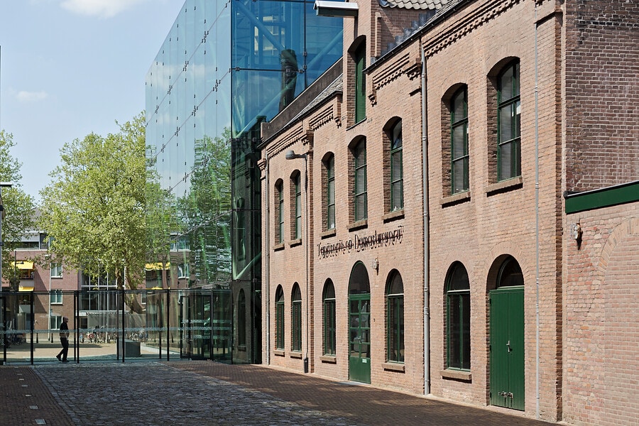 Historische textielfabriek in Tilburg met een transparante moderne uitbreiding