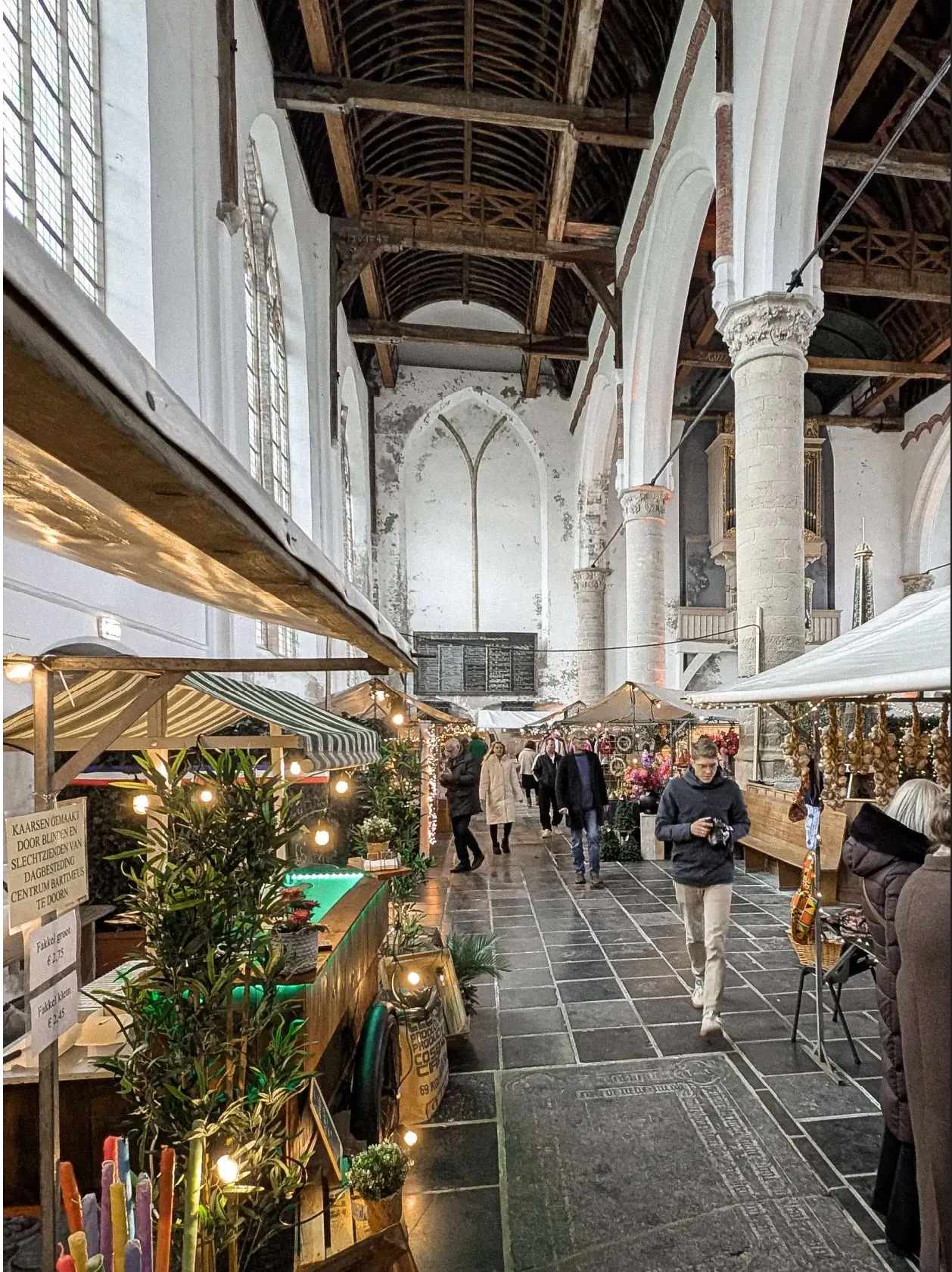 Kerstmarkt in het interieur van De Nicolaas in Brouwershaven