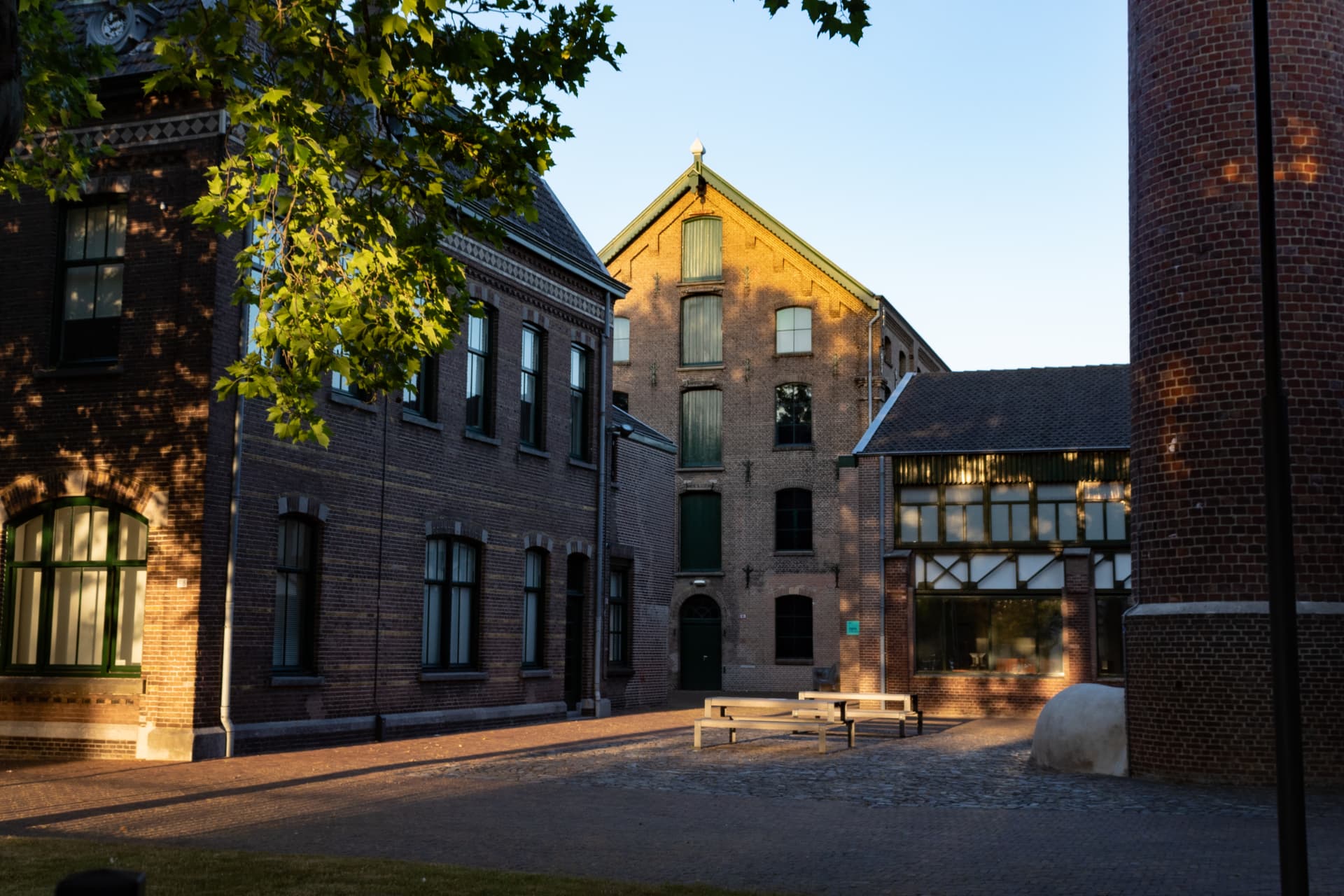 Historisch fabrieksensemble van het Drögepand in Tilburg rond een open binnenplaats