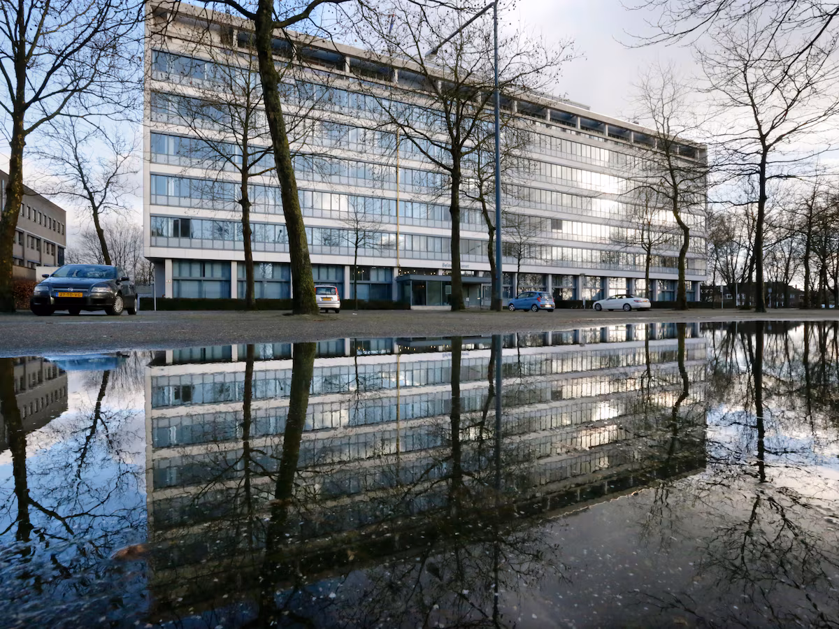 Zijaanzicht van het voormalige belastingkantoor aan de Gasthuisvelden in Breda